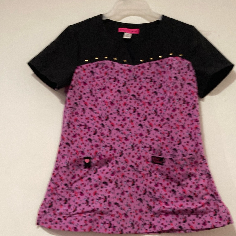 Betsy Johnson Scrub top in excellent pre~loved condition. Beautiful color/detail